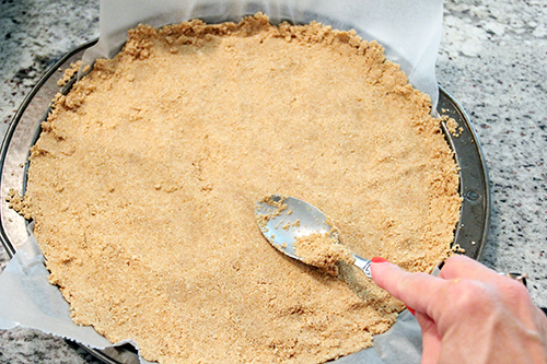 hand-pressing-cookie-crust-pizza-sm