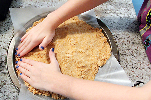 kids-cooking-pizza-cookie-crust-sm