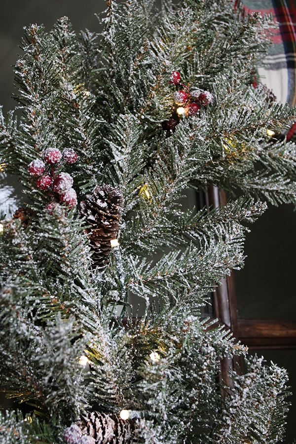 wreath-close-up-berries-pine-cones-sm
