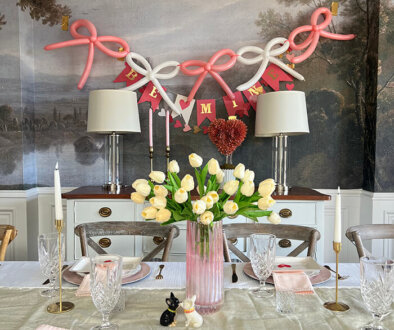 dining-room-bow-garland-balloons-sm
